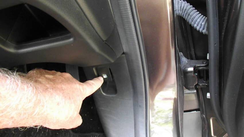 Hướng dẫn cách mở nắp capo xe Mercedes C250 nhanh, đúng cách c2501