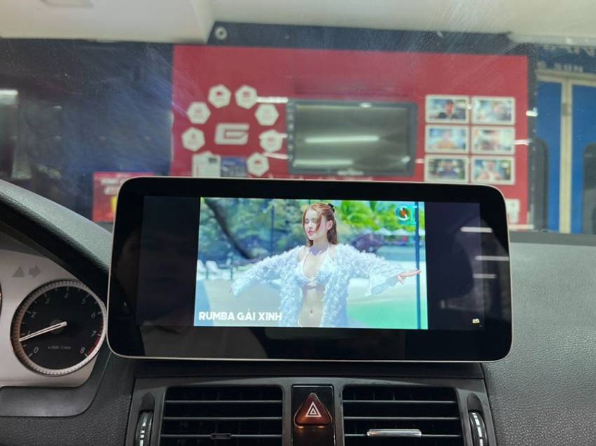 cC3A1ch nghe nhE1BAA1c mp4 trC3AAn mercedes c250 2009 3 1