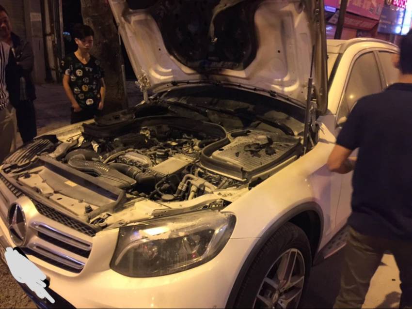 mercedes benz len tieng vu xe glc 200 tu boc chay 36dd1 1