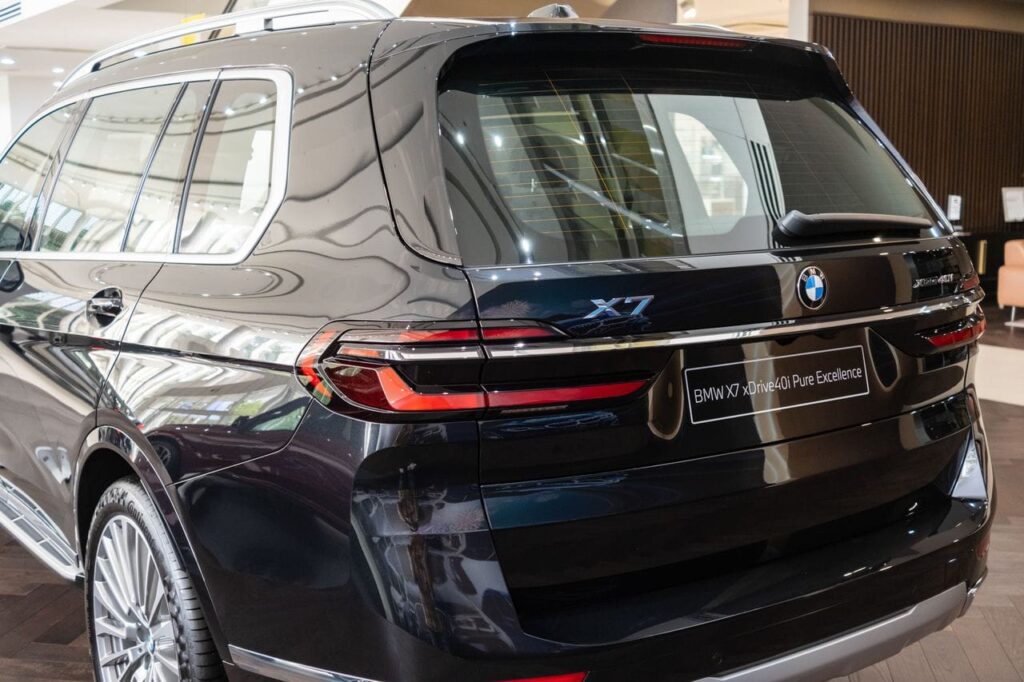 BMW X7 2025: Giá Lăn Bánh, Thông tin Xe & So sánh GLS 450 Giá BMW X7 Lăn Bánh 2025