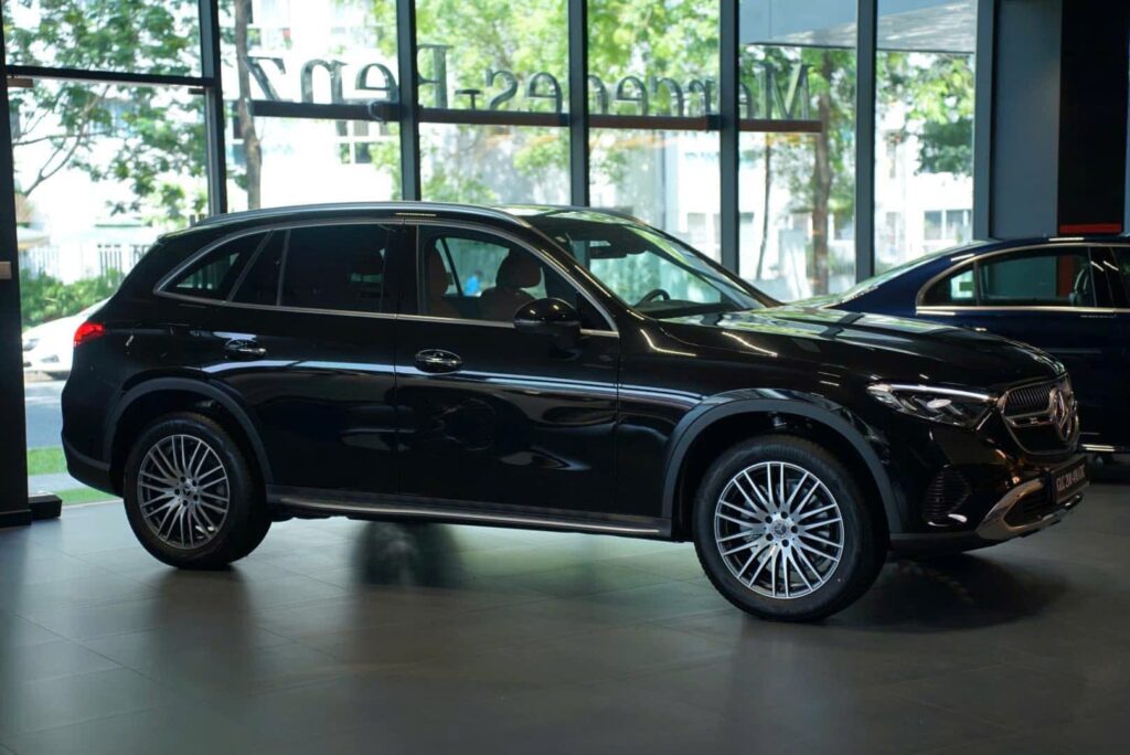 Mercedes-Benz GLC 200 4Matic Màu Đen | Huyền Bí và Mạnh Mẽ Mercedes-Benz GLC 200 4Matic 2025 Màu Đen