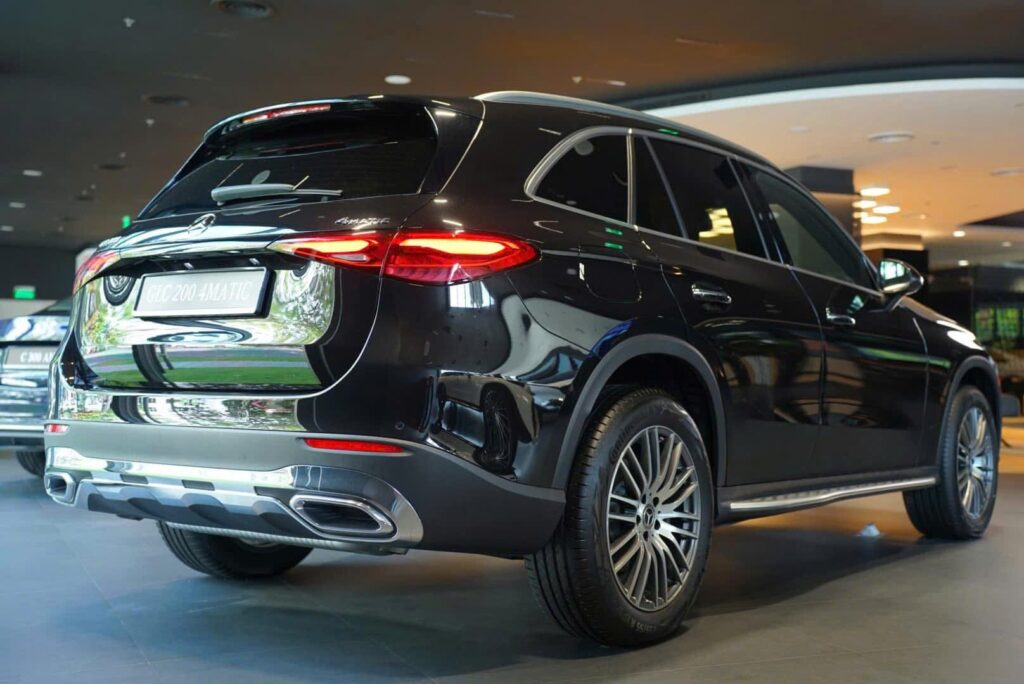 Mercedes-Benz GLC 200 4Matic Màu Đen | Huyền Bí và Mạnh Mẽ Mercedes-Benz GLC 200 4Matic Màu Đen Lăn Bánh Mới Nhất