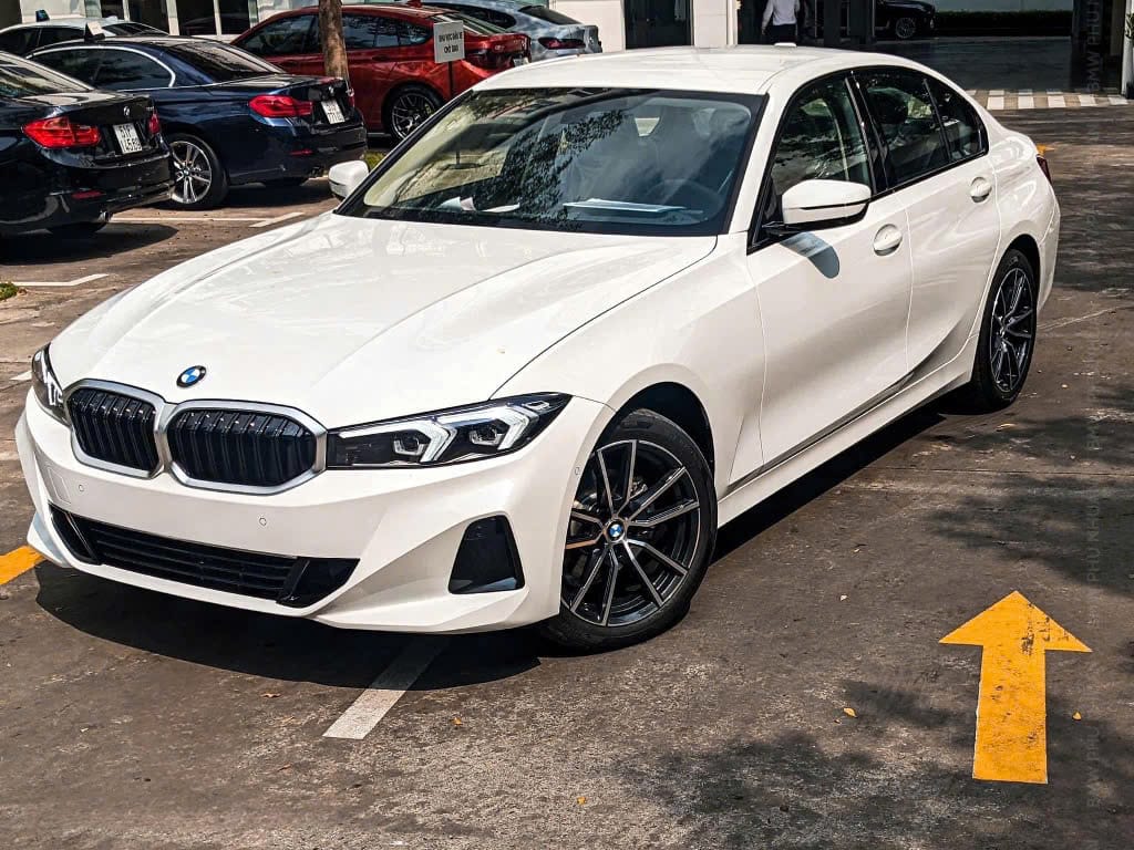 Mercedes C200 và BMW 320i : So Sánh, Đánh Giá Chi Tiết 2025 BMW 320i