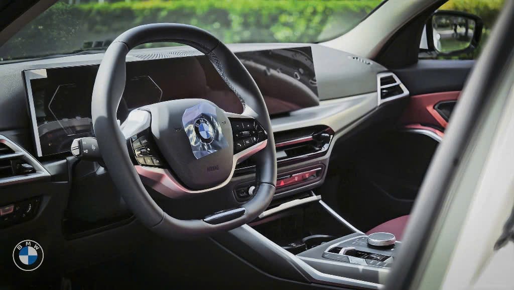 BMW 320i 2025 Trang Bị Vô Lăng D-Cut