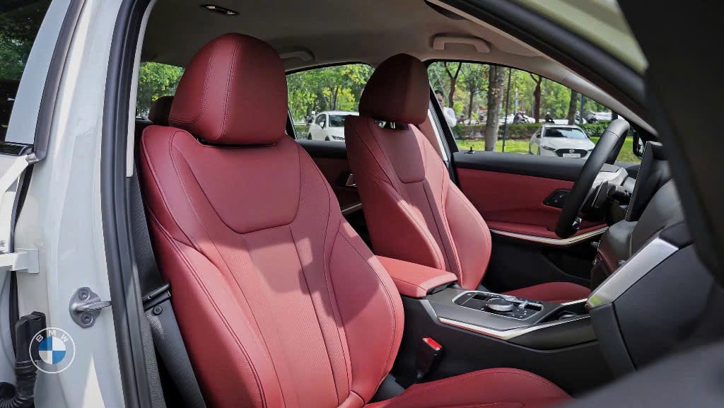 Nội Thất BMW 320i 2025 Ghế Da Màu Đỏ