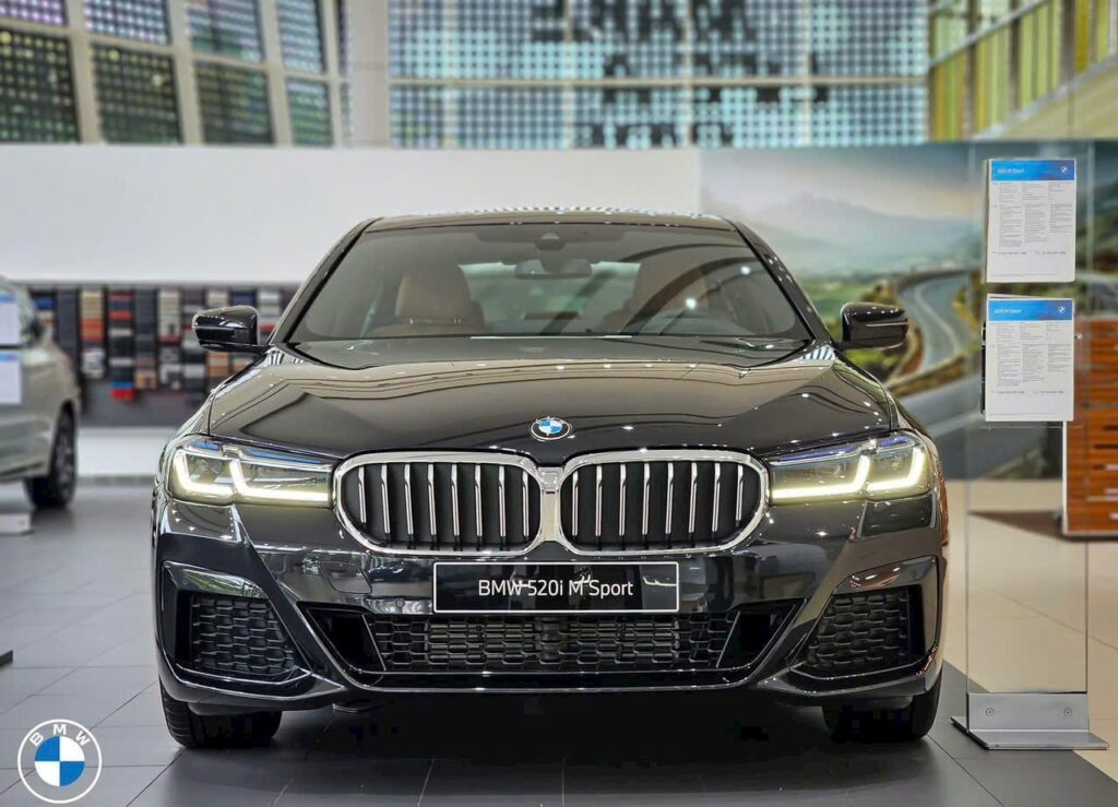 BMW 520i 2025 với lưới tản nhiệt Iconic Glow và đèn pha LED