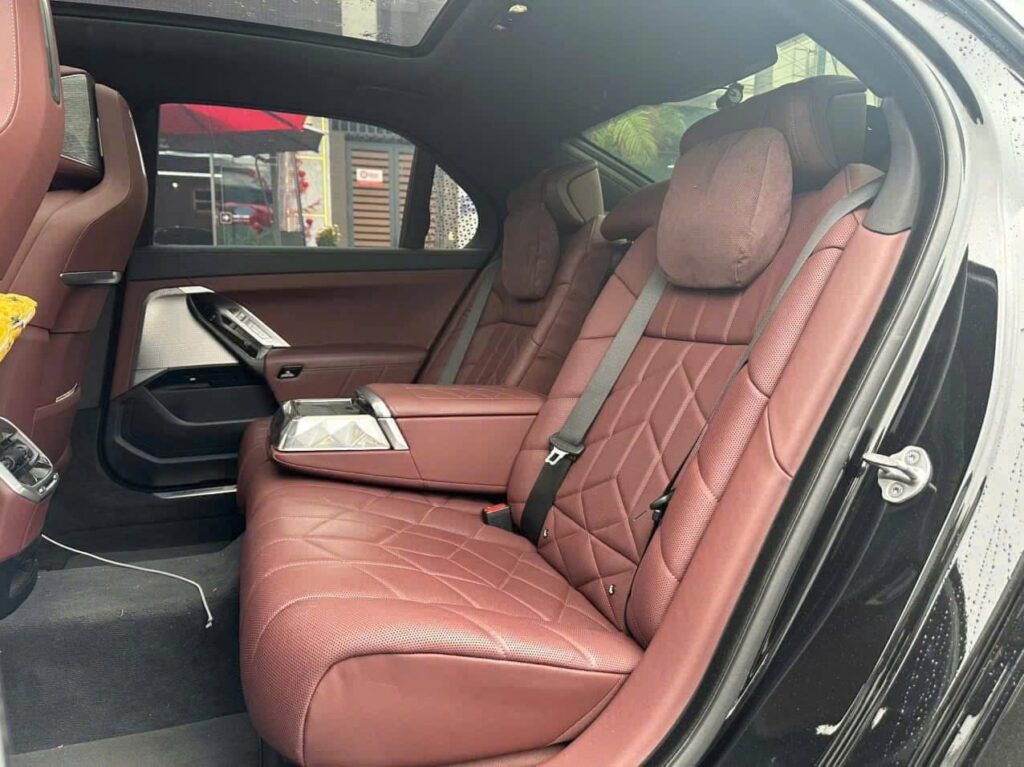 Nội thất BMW 735i 2025