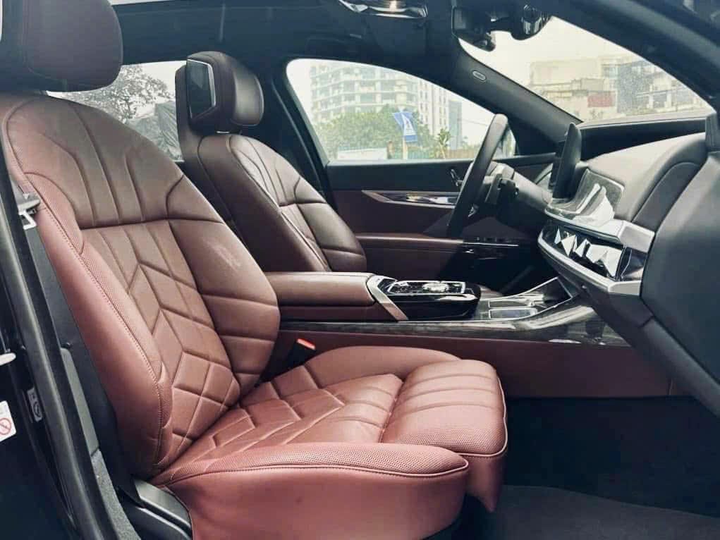 Nội thất BMW 735i 2025