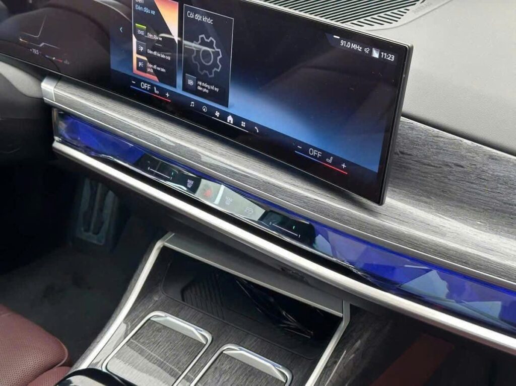 BMW 735i 2025 lăn bánh tại TP.HCM, biểu tượng của sự thành đạt