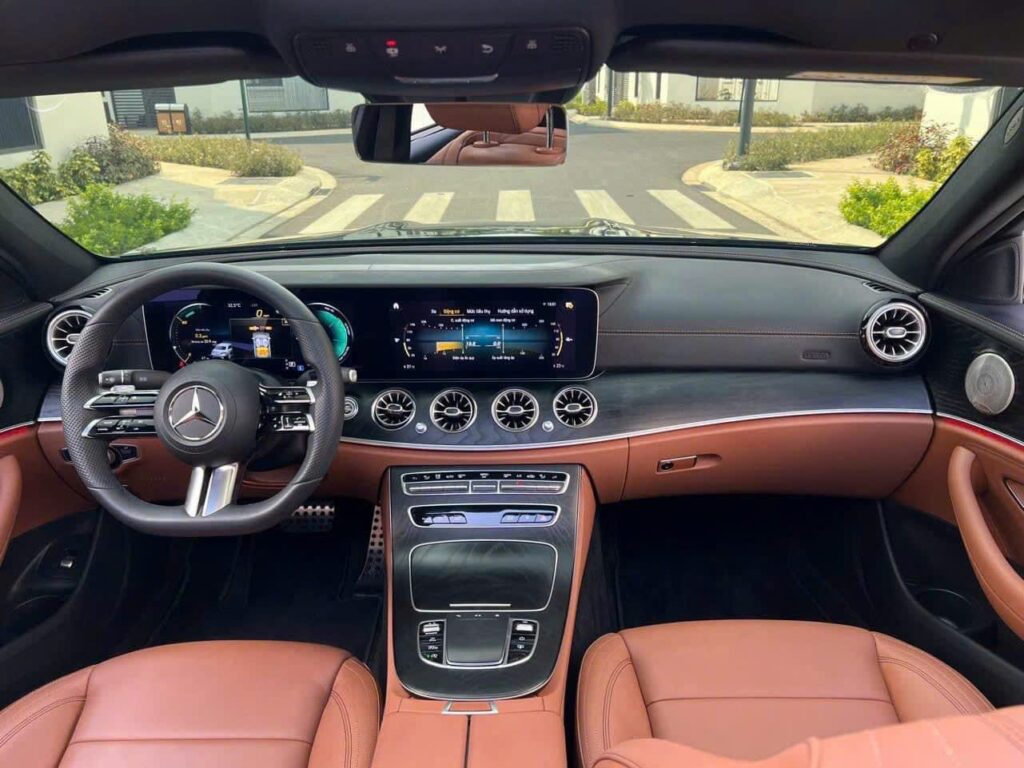 Mercedes-Benz E300 khuyến mãi mới nhất 2025