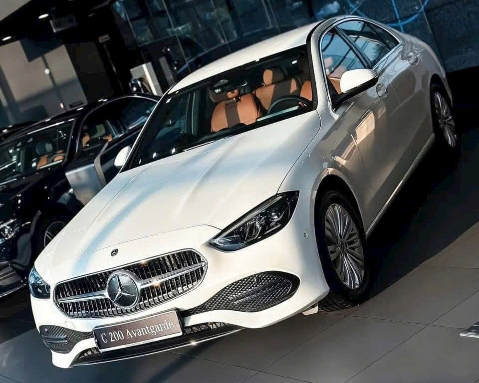 Mercedes C200 và BMW 320i : So Sánh, Đánh Giá Chi Tiết 2025 Mercedes-Benz C200 Avantgarde