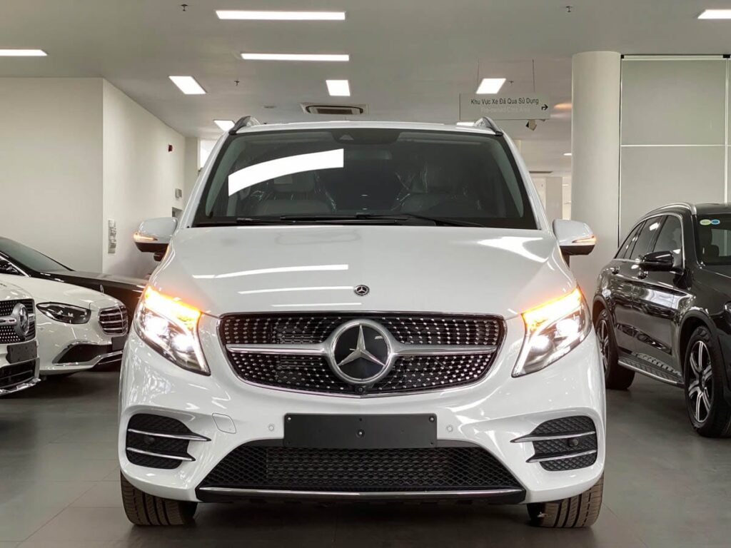 V250 AMG Màu Trắng Tại Mercedes Phú Mỹ Hưng