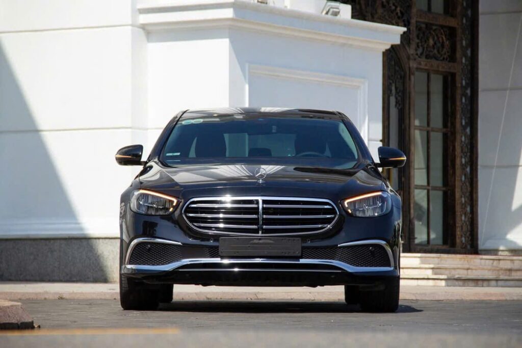 Mercedes E200 Giá Lăn Bánh
