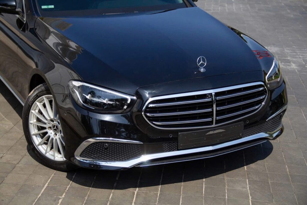 Mercedes E200 Giá Lăn Bánh