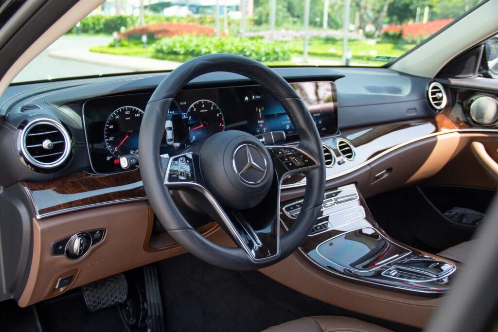 Mercedes E200 Giá Lăn Bánh