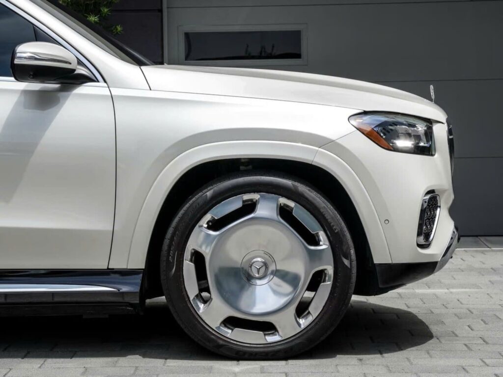 Mercedes-Maybach GLS 600 4MATIC Facelift 2025: Đỉnh Cao SUV Hạng Sang Bảng giá lăn bánh trên nền nội thất GLS 600 Maybach