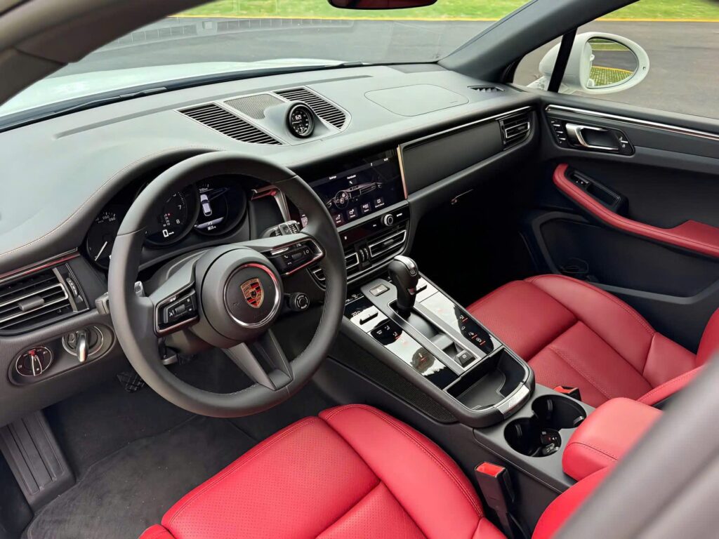 Porsche Macan Khoang Lái Của Một Tay Đua