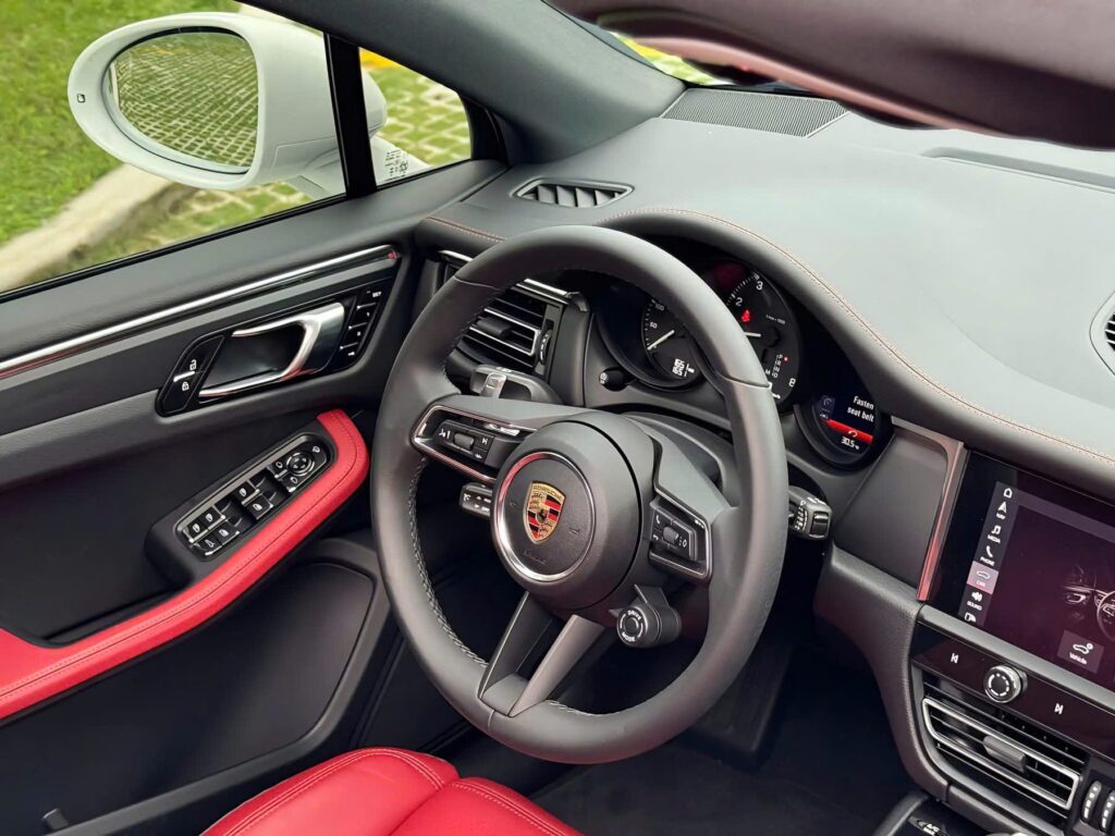 Porsche Macan Khoang Lái Của Một Tay Đua