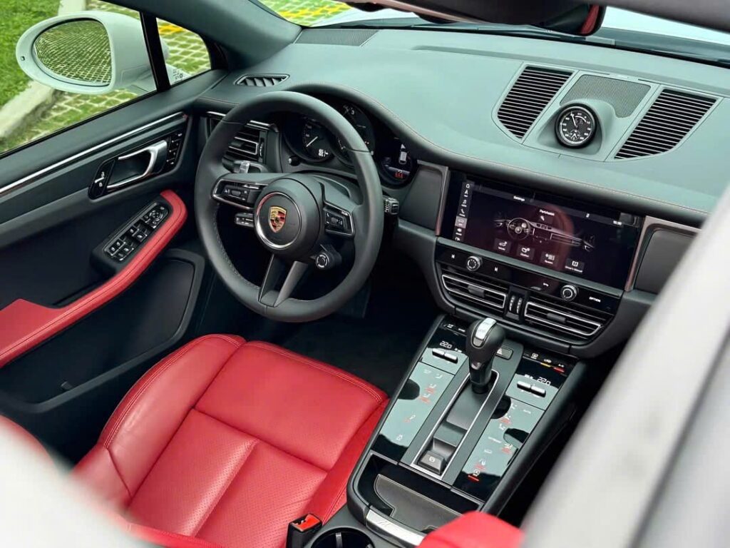 Porsche Macan Khoang Lái Của Một Tay Đua