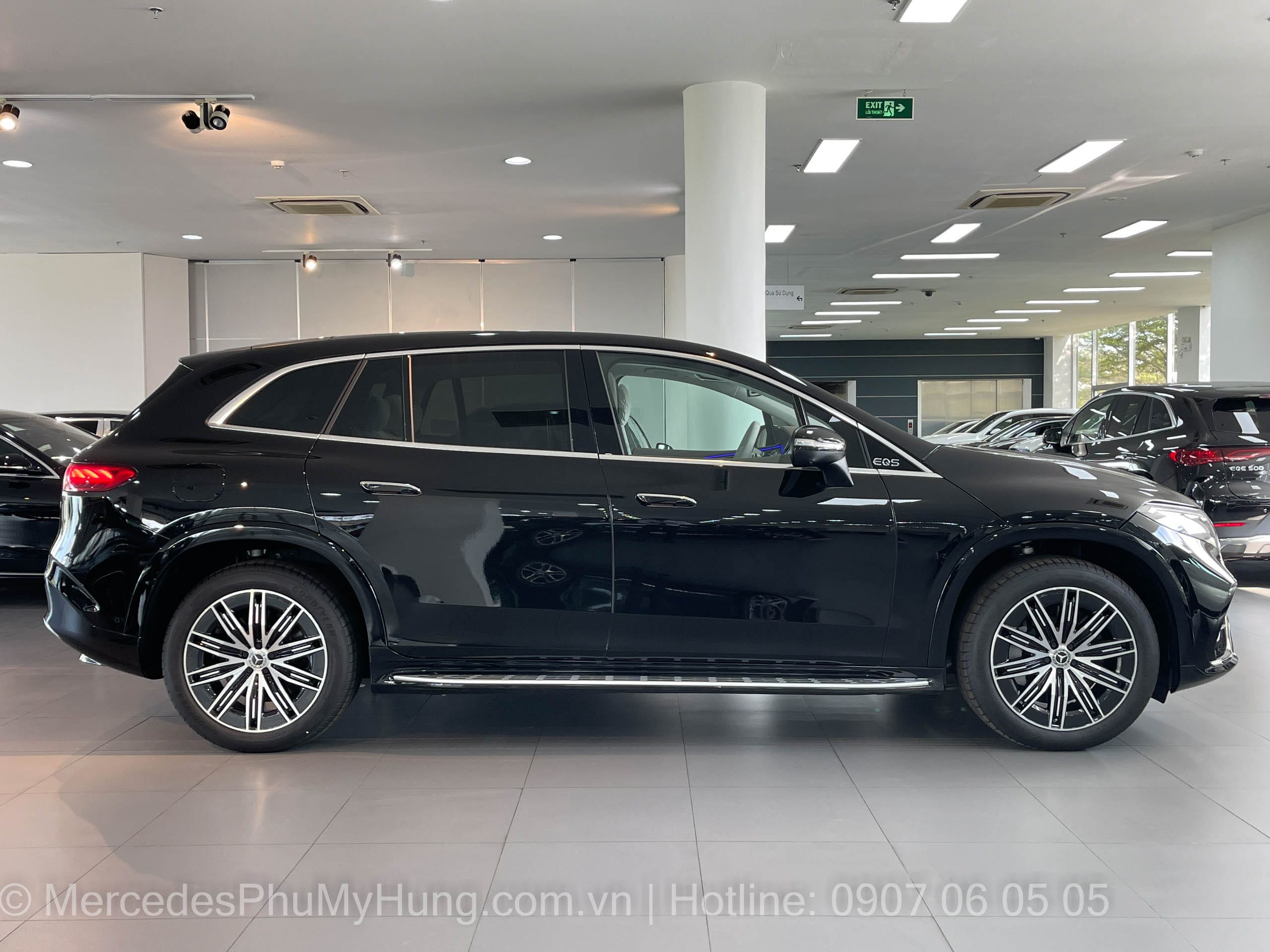 Giá xe điện Mercedes EQS 500 4Matic Màu Đen