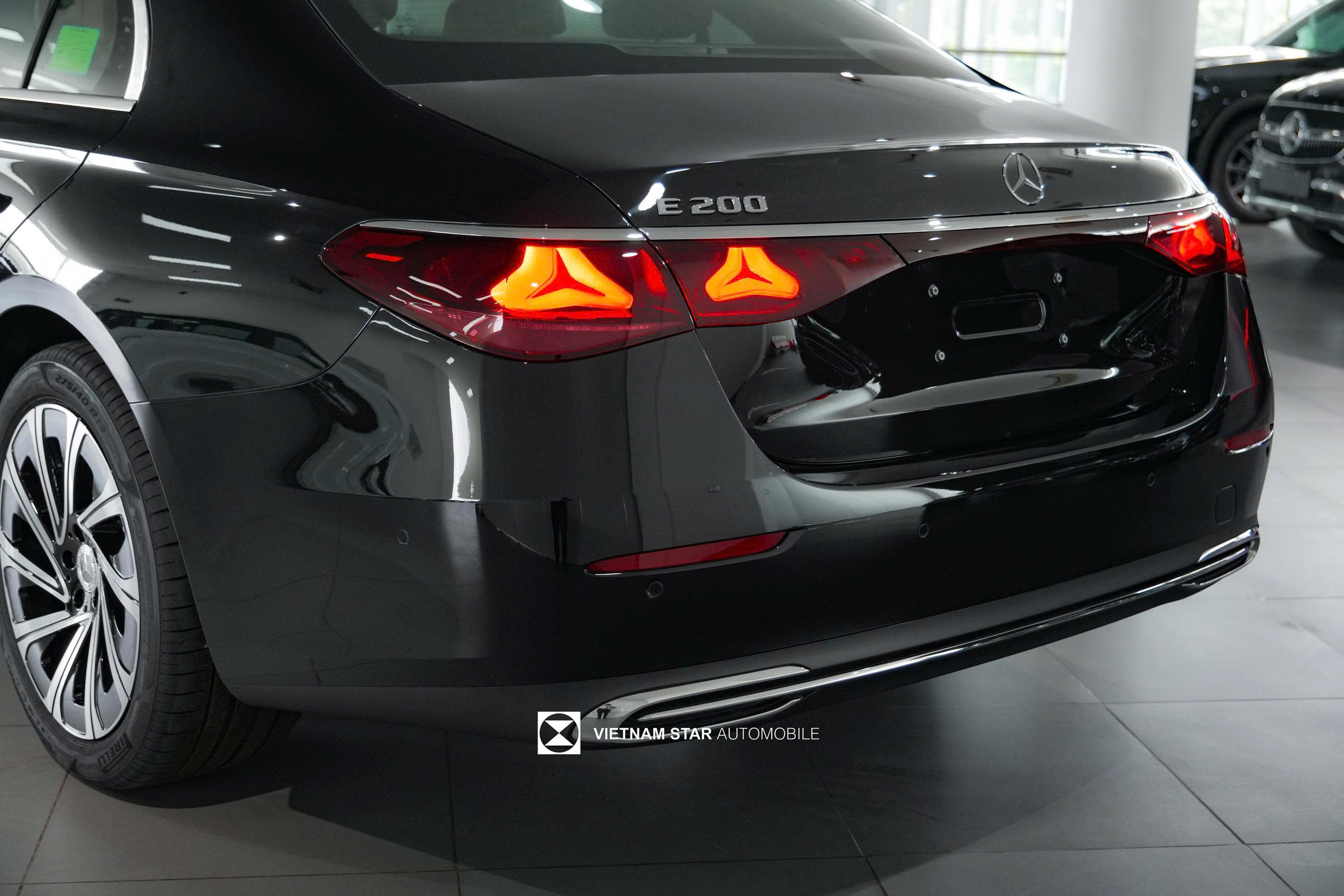 Mercedes-Benz-E200-Exclusive-10.jpg