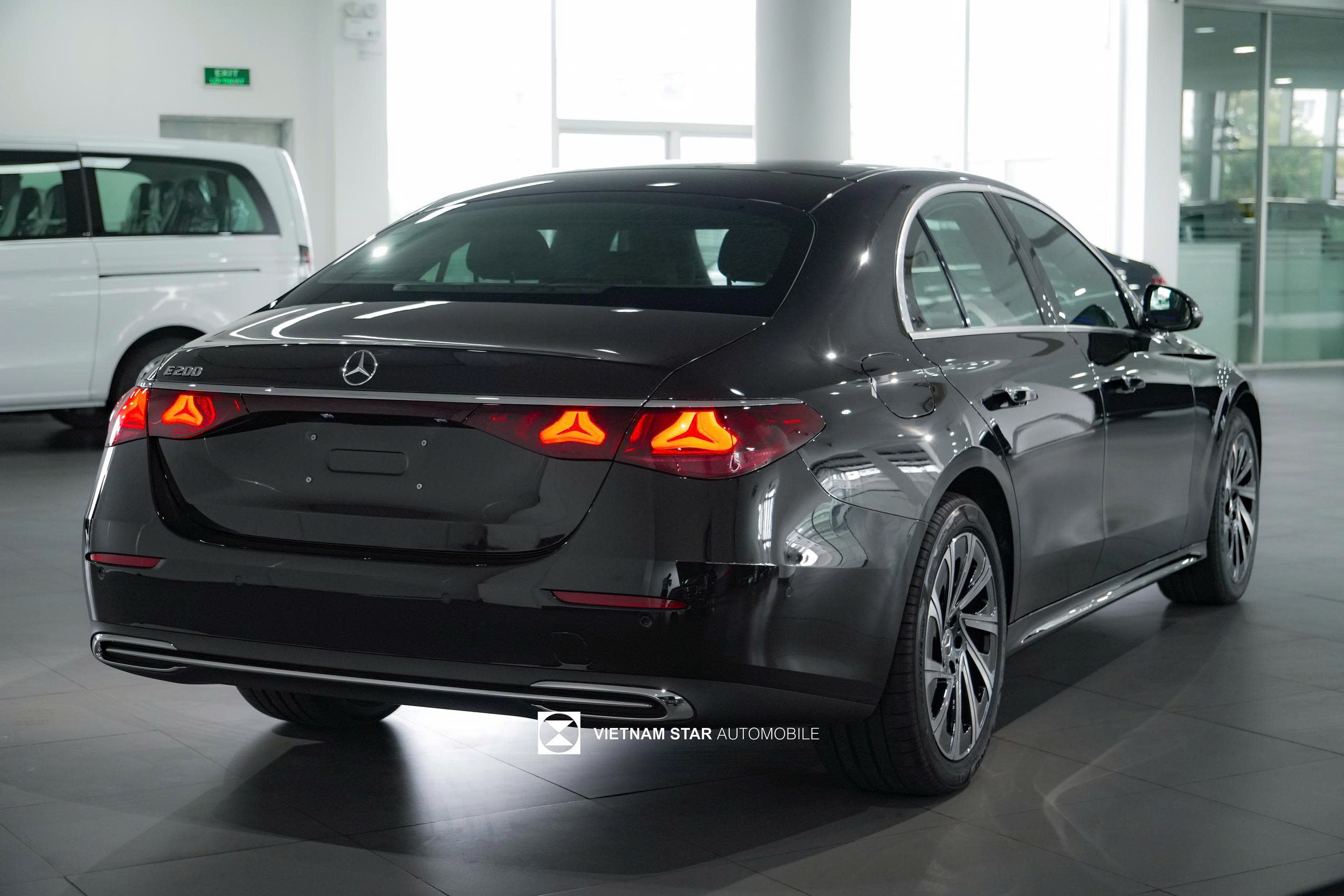 Mercedes-Benz-E200-Exclusive-14.jpg